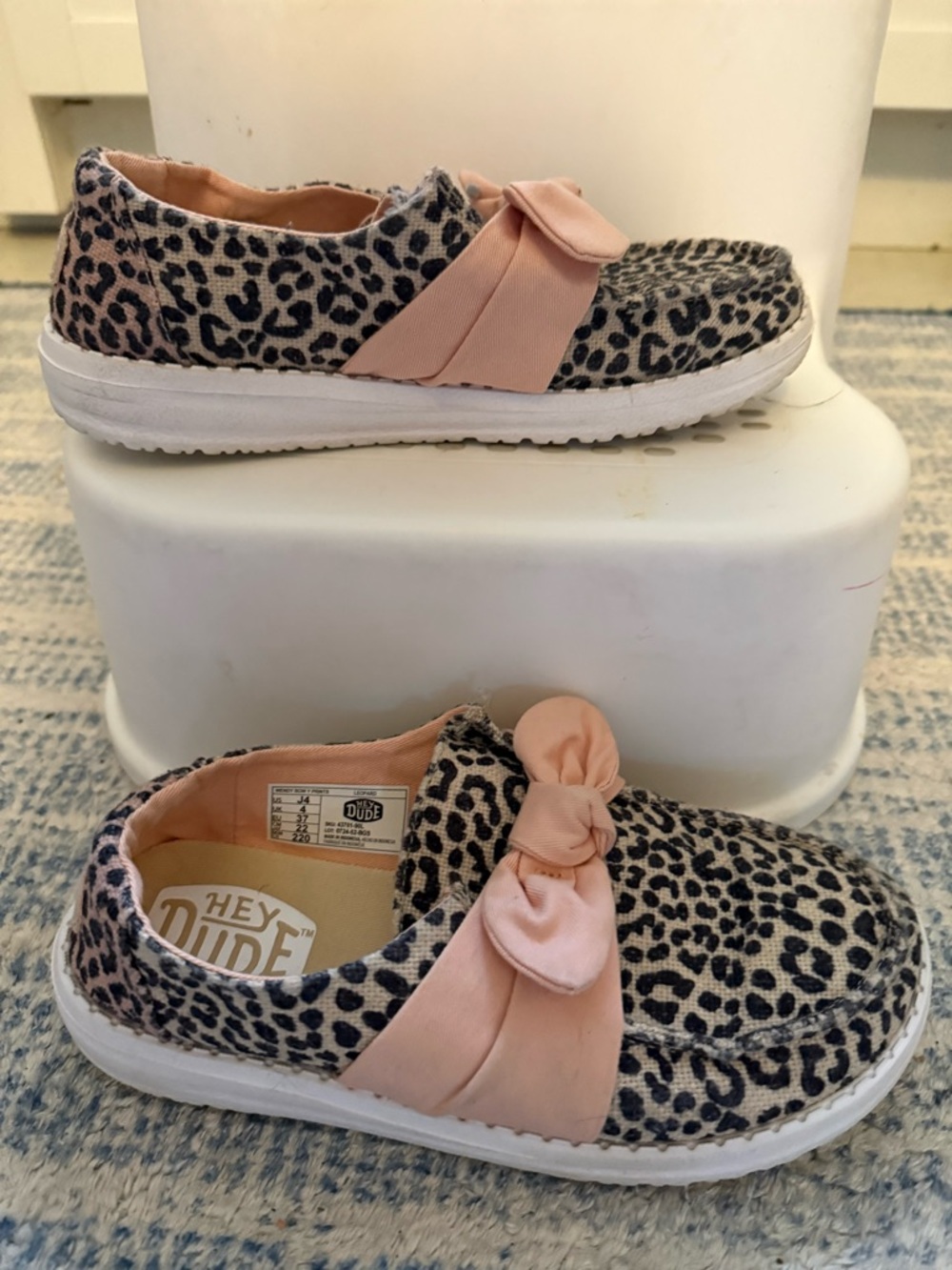 Hey Dude Girls' Leopard Slip-On Sneakers with Pink Bow Accent size 4 - Picture 2 of 3